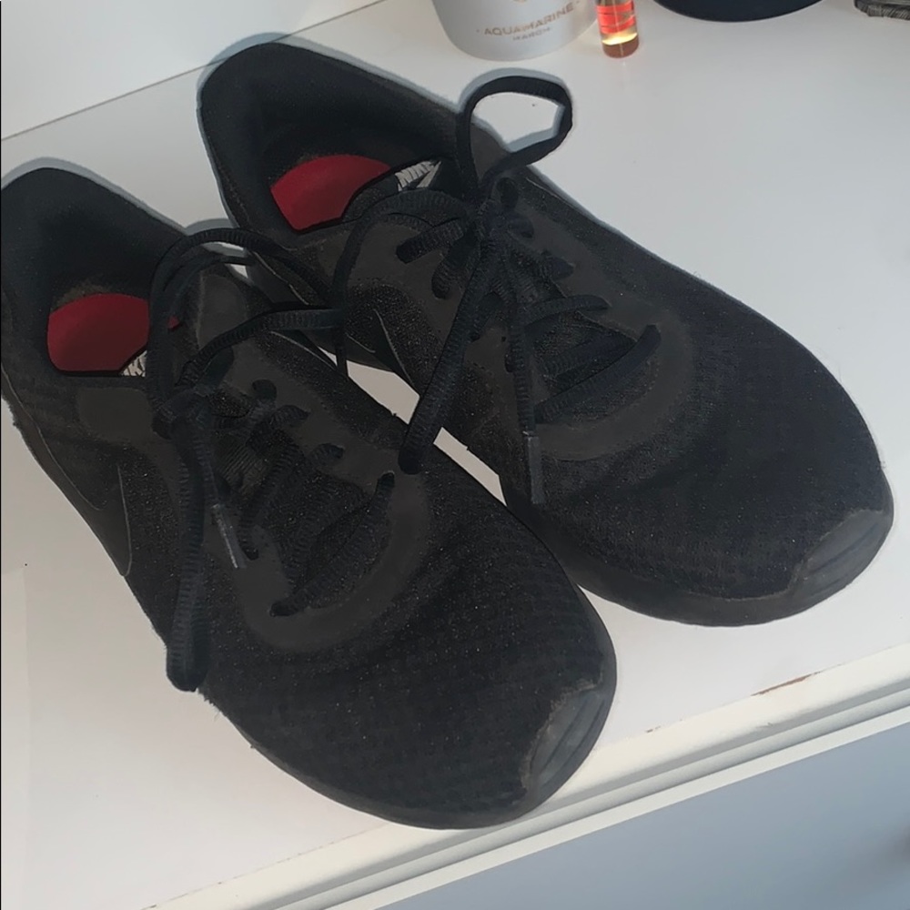 all black nike running shoes